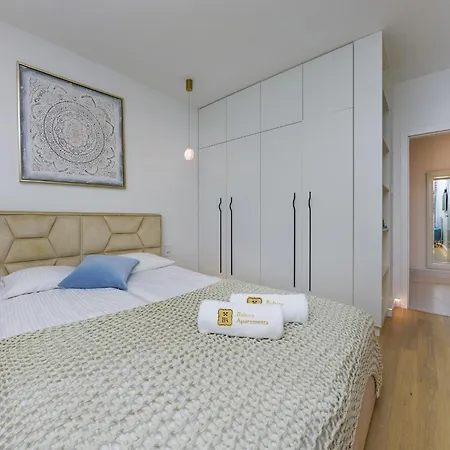 Golden Moon - Portova Apartment *