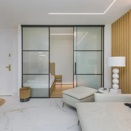 Golden Moon - Portova Apartment